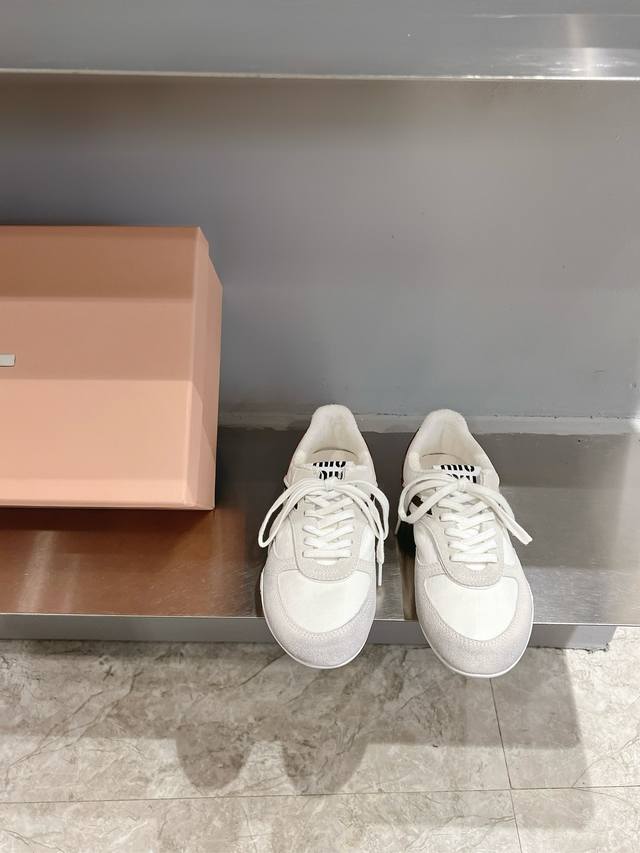 Miumiu 秋冬新品撞色阿甘球鞋 Miu Miu 大秀上爆出的这双球鞋 后全球各大代购官网火爆上市. 简单很随意不羁又能体现单宁美感，整双鞋子设计简约时尚，上