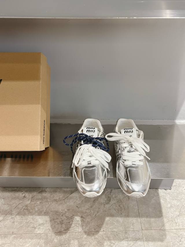 Miumi* X New Balance Sl 随性而为的时髦态度 极具复古气息 爆中 鞋面：进口定制皱漆牛皮 内里：进口羊皮里 大底：Zp复刻大底 码数：35