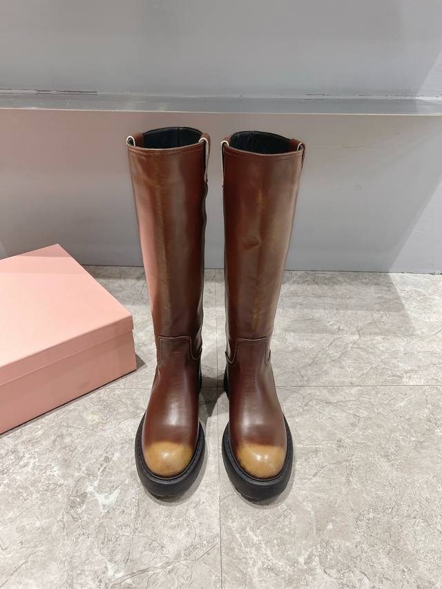 Miu Miu24秋冬Jennie同款大热粗跟长靴 走秀款出现在各大时装杂志封面 各路明星、小红书博主着用全新复古做旧系列上脚尤为惊艳到你的一款闭眼入都是不会后