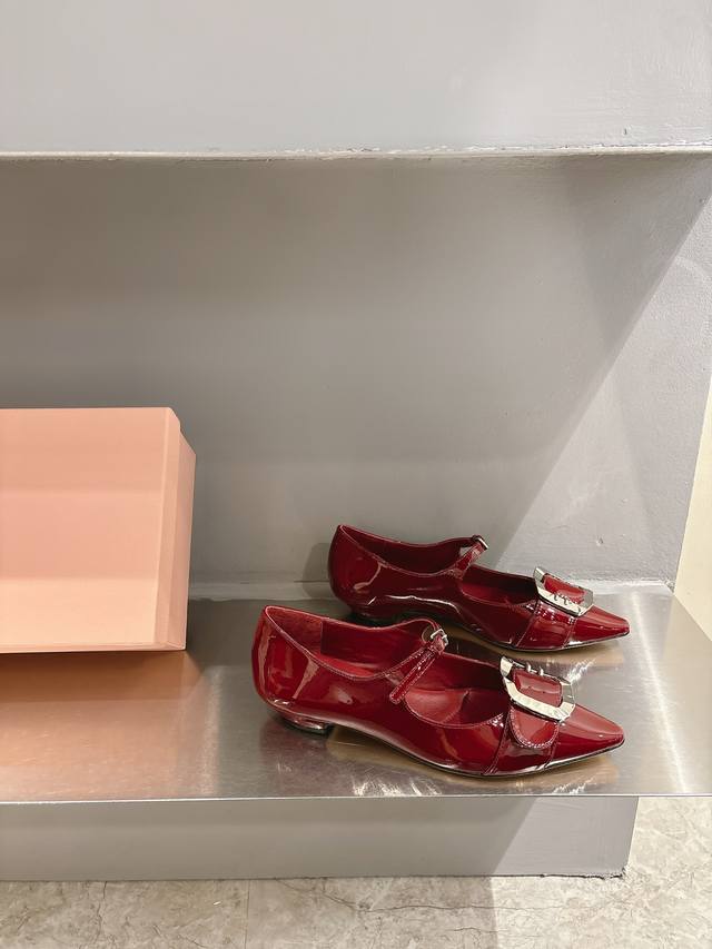 Miu Miu 24新款尖头高跟单鞋包头凉鞋和低跟后空芭玛丽珍单鞋 一眼看上Miumiu这双矮跟鞋，上脚果然更惊艳~ 蝴蝶结，集性感与于一体的高跟鞋，非常百搭，