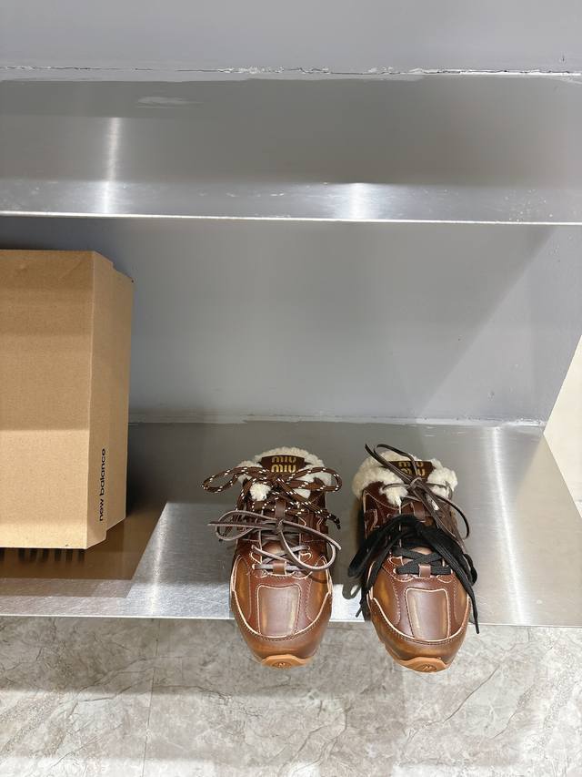 Miumiu X New Balance 联名款Nb运动鞋加毛款 Miu Miu 缪缪大秀上爆出的这双与New Balance 新百伦联名款运动 球鞋 后全球各