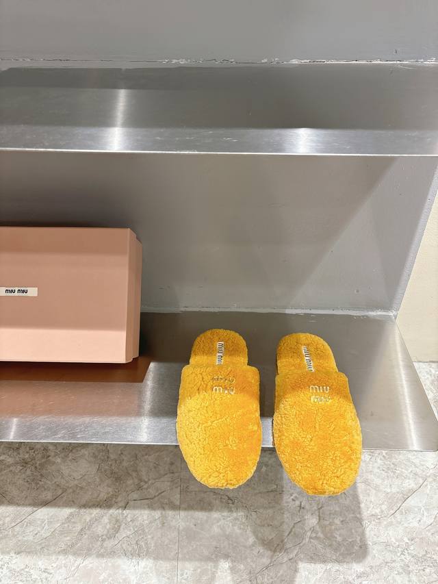 Miu Miu 秋冬系列毛毛拖鞋包半拖Zp开发 原版拆卸 对版拖鞋秒杀市面版本 Miu真的太少女啦 鞋面：对版真羊毛 鞋底：原版鞋底 码数：35-39 40定做