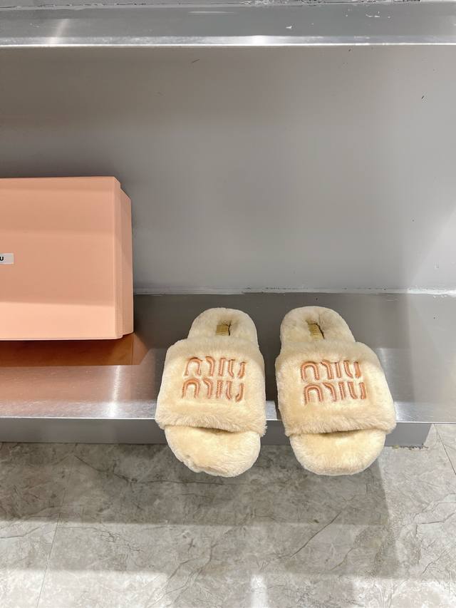 Miu Mi* 24秋冬新款毛毛拖鞋，Miumiu这一季的秋冬简直就是时髦巅峰假期出行必备 原版1:1订制羊毛，意大利进口真皮大底。 码数:35-39 40.4