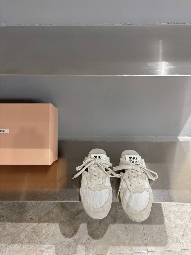 Miumiu 秋冬新品撞色拖鞋 Miu Miu 大秀上爆出的这双球鞋 后全球各大代购官网火爆上市. 简单很随意不羁又能体现单宁美感，整双鞋子设计简约时尚，上脚非