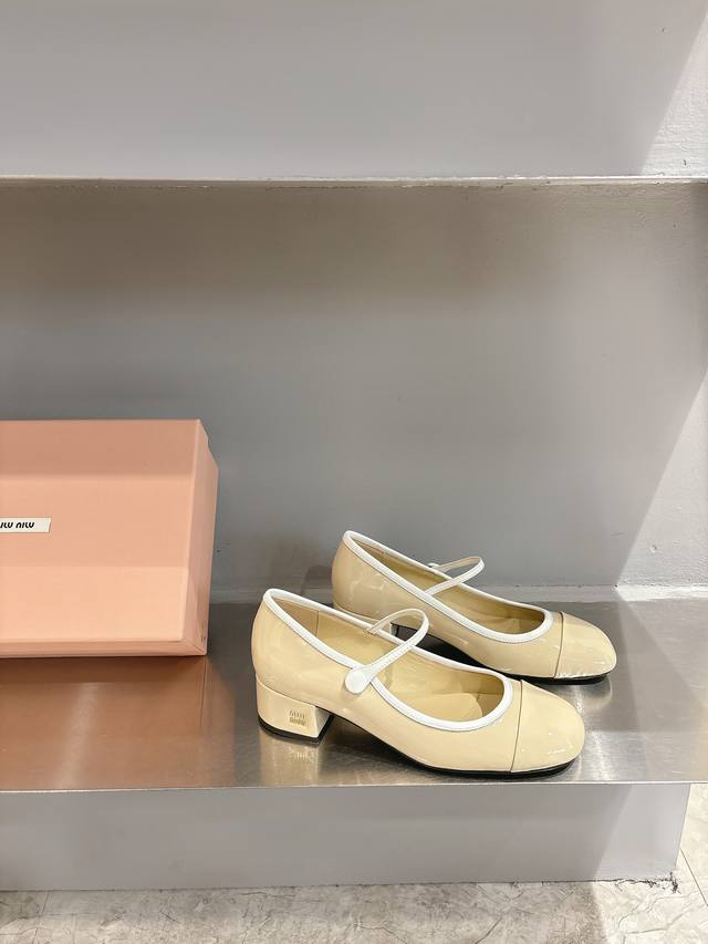 顶级品质Miumiu缪缪25春夏走秀新款New Arrival～拼色粗跟圆头玛丽珍珍珠扣带单鞋！ 光泽牛漆皮鞋面一字带，金属Miu缪Logo饰以点缀，细节质感满