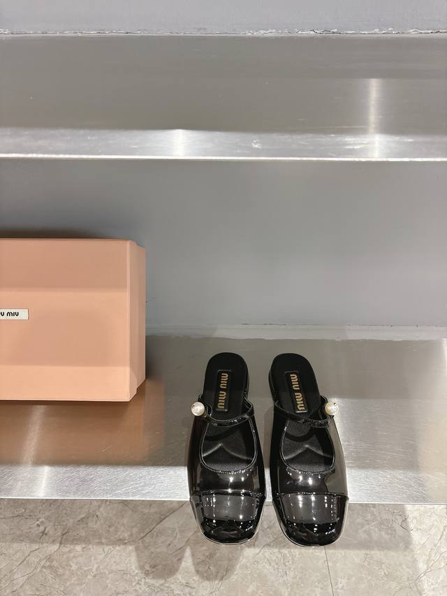 Miu Miu 25春夏 包头拖和新款单鞋 个性方头非常百搭，而且高度也太适合我了，穿着不累脚 绝对入手不亏的一双！ 面料：进口原版羊皮 内里：羊皮 码数：35