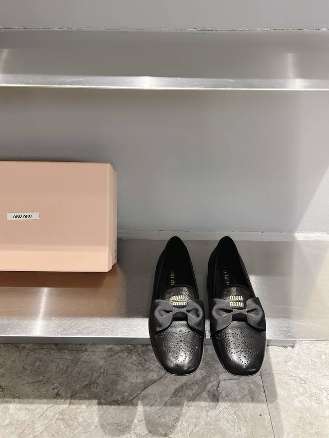 Miu Miu 25春夏 包头拖和新款单鞋 个性方头非常百搭，而且高度也太适合我了，穿着不累脚 绝对入手不亏的一双！ 面料：进口原版羊皮 内里：羊皮 码数：35
