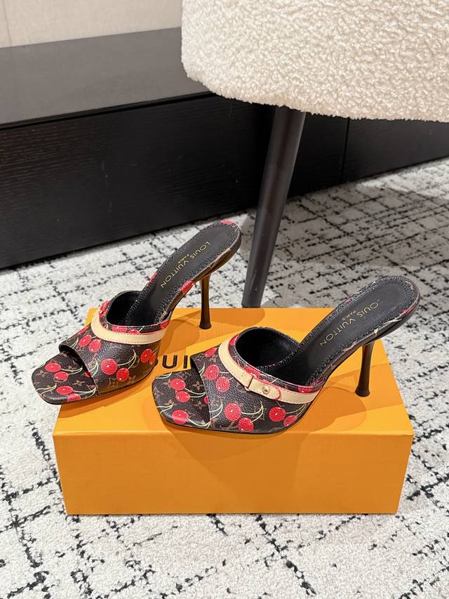 Louisvuitton 25 夏季限定 樱桃风 高跟 凉拖 最新夏季限定 樱桃风系列 采用彩色以及鞋面的大面积底色作为对比，创造出樱桃彩色元素风格，成就了又一