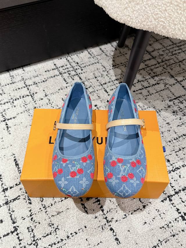 Louisvuitton 25 夏季限定 樱桃风 玛丽珍 单鞋 最新夏季限定 樱桃风系列 采用彩色以及鞋面的大面积底色作为对比，创造出樱桃彩色元素风格，成就了又