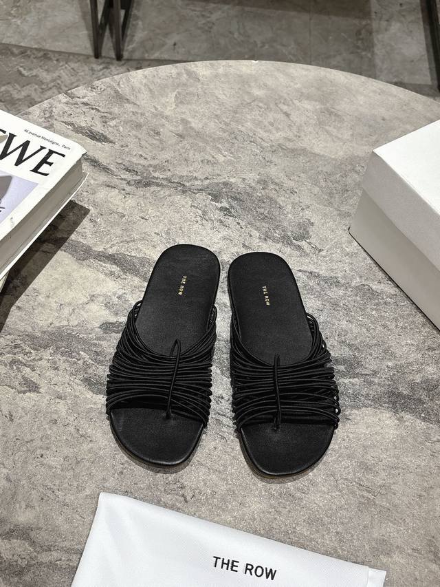 The Row 小众潮牌 25Ss春夏新款 罗马网绳 拖鞋 第一眼看到这个鞋子就爱上了，带点复古味随性搭配性感迷人好看！一贯极简风格，没有任何Logo点缀，简单