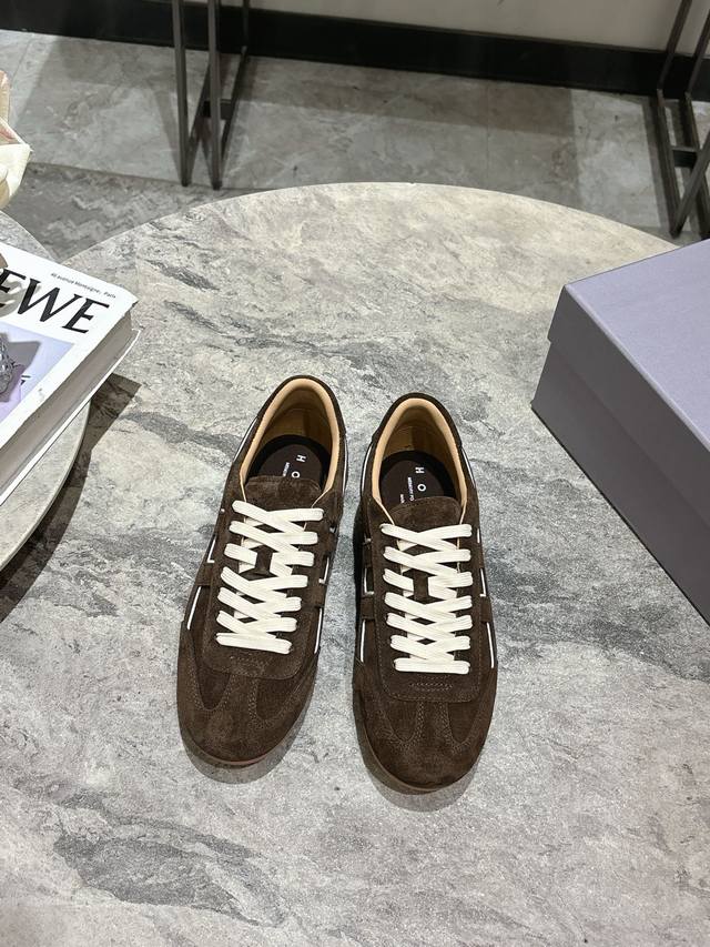 Hogan 25春夏新品阿甘鞋、德训鞋、复古休闲运动鞋 小红书好物分享；实在是太美太好穿太舒服太百搭啦 鞋子很轻便，逛街暴走户外运动零压力，配裙子裤子都Ok 混