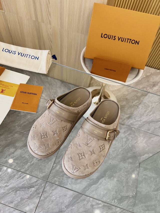 Louis Vuitton Lv 25Ss新款勃肯拖鞋 可可爱爱、脚感简直不要太好 侧面Logo扣点睛之笔 简约又高级 露跟设计 即穿即走 懒人福音 上脚效果极