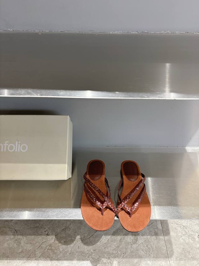 Unfolio 25Ss 春夏新款编织拖鞋 时尚界久违的极简之美 经典时尚配色 毫不费力的优雅风来袭 时髦 精致 绝美 面料：原版麻布 内里：羊皮内里 大底：真