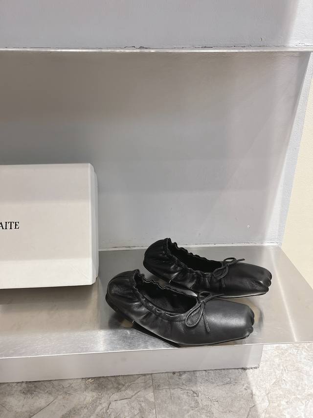 Khaite 小众潮牌 23Ss秋冬新品舞蹈鞋 上脚脚感超级舒服 而且在搭配上不用多做思考 连衣裙和小短裙都非常好看。 鞋面：原版定制羊皮 内里垫脚：羊皮 鞋底
