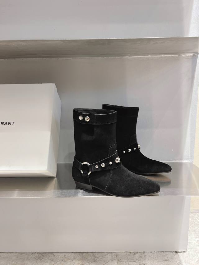 Isabel Marant Aw 秋冬经典复古短靴 西部风裸靴主宰 24Ss秀场，牛仔靴无疑是历久弥新的其一鞋款，而秋冬系列靴履则是超脱经典的出色之作 各大In