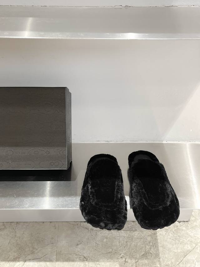 Dries Van Note* 独家毛拖 对毛毛鞋真的没有抵抗力 随性慵懒松弛 随意搭配都很时髦 鞋面原版定做牛皮 羊毛 内里原版定制牛皮 羊毛 Zp复刻大底