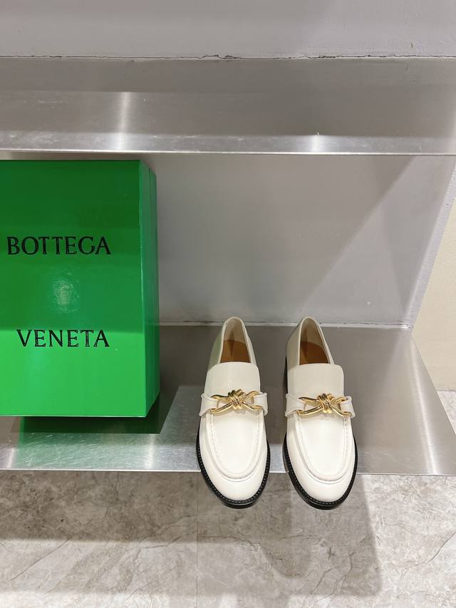 Bottega Venet*女士Astaire乐福鞋 原版一比一做法 一致五金 咖啡色 当今流行的又一趋势 天花板啦 3色百搭 精致平底 包裹面料 同色跟皮 用