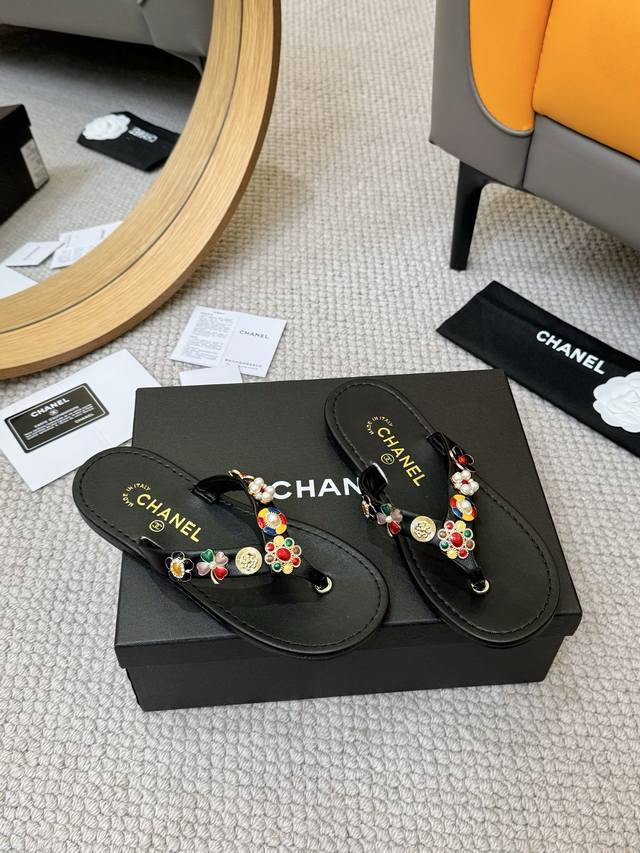 工厂P批P Chanel香奈儿走秀款拖鞋 完全原版一比一复刻打造 版型超级正 最新时尚的设计 火遍全网的单鞋，上脚又酷又时髦 五金全部开模复刻 独特设计最为抢眼