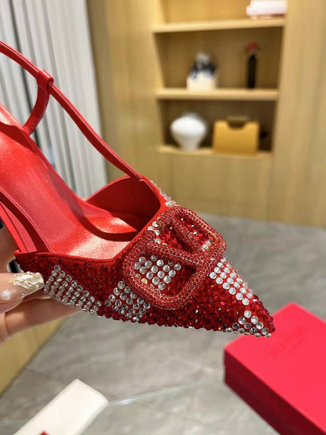 克洛施钻扣 Valentino.华伦天奴大V扣单鞋秘专柜最新系列 正品级版本 细节完美 正品一比一打造 所有细节正品一致 上脚非常修脚型 重点是很好非常好驾驭