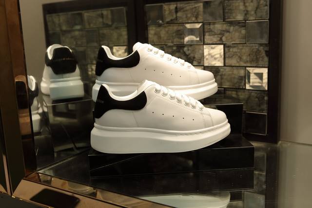 冲量价: 男+10 Alexander Mcqueen 麦昆 情侣款 新款配色，官网同步发售！想不出有任何理由不收它！面料采用进口丝绸亚光原版牛皮 最新材料 水