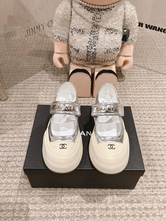 冲量价: Chanel 25K 专柜新款单鞋 天花板顶级品质 这款单鞋真的是小个子福星，厚底5Cma 更精致一点 菱格，显腿瘦，关键是上脚很舒服 鞋面：进口牛皮