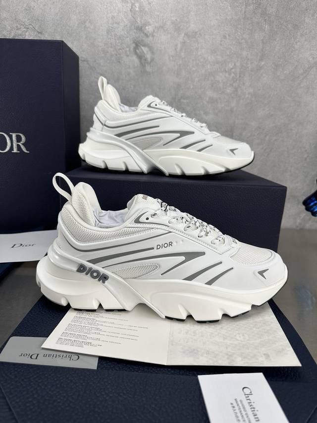 冲量价: Dior B44 Blade 情侣款运动鞋，原版一比一复刻。 由 Lewishamilton 设计的生活胶囊系列点缀的 Dior B44 Blade