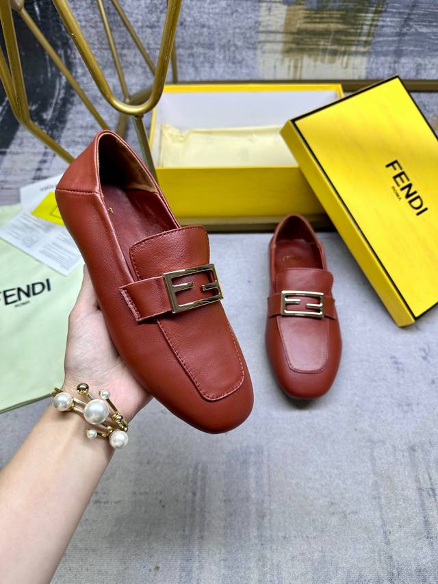 冲量价: 最新Fendi 乐福鞋，软羊皮面料，金色扣件，羊皮内里垫脚，35-42码，