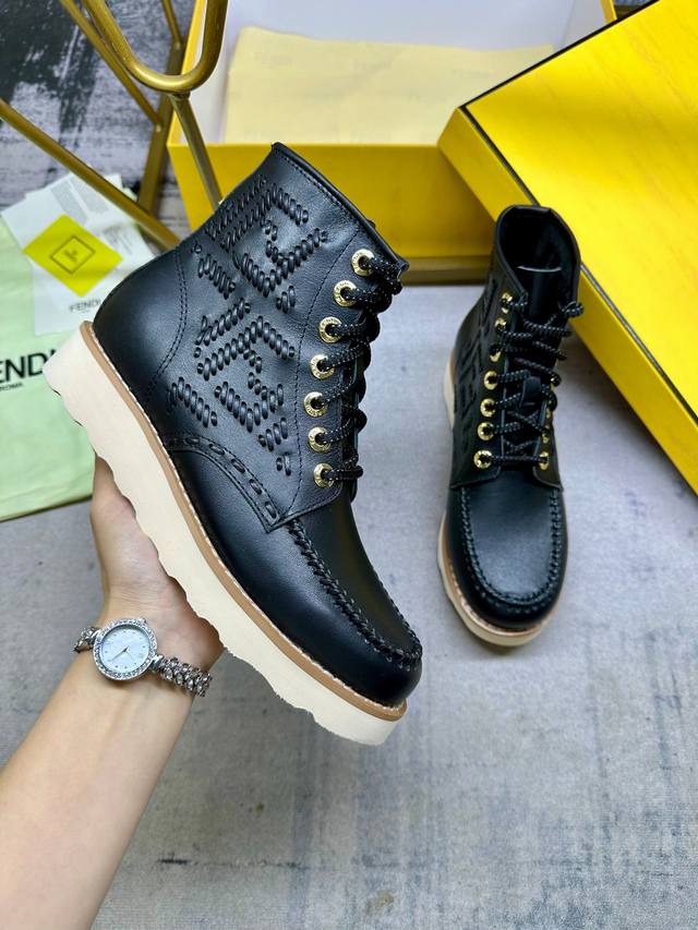 冲量价: Fendi与Red Wing联合打造的这款系带及踝靴采用标志性乐福鞋鞋头设计。黑色牛皮材质。三侧的同色系线迹完全采用纯手工制作完成，勾勒出标志性Ff图