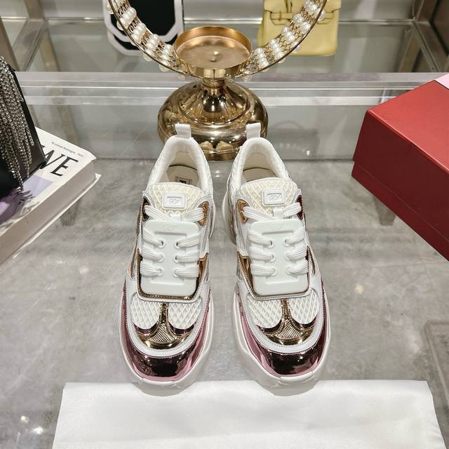 冲量价: Rv新款Roger Vivier品牌2025 Viv‘Motor系列最美运动休闲鞋～ 顶级版本 维维亚精致风格，皮革拼镜面织物和网眼面料制成点缀可拆卸