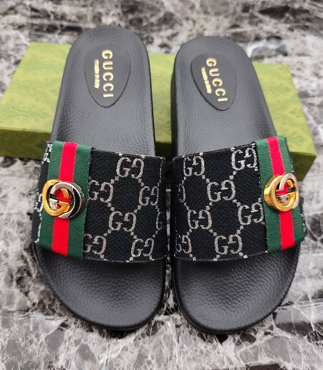 冲量价: 全年有货 男女同款，情侣款Gucci 古奇』拖鞋，万众瞩目的一款 美到即可融化你们的心，！简直就是鬼斧神工的杰作 人手必备的一款，开模制造 脚感Q弹超