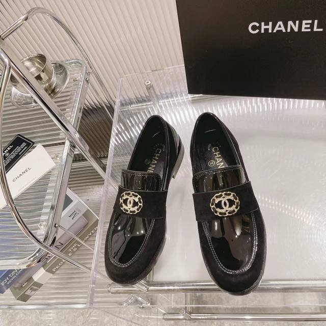 冲量价: Chanel香奈儿22K秋冬最新 Vintage复古双C扣链条小金球乐福鞋 梦回校园系列，岁末明星同款，上脚秀气，脚感无敌好穿，小圆头大气简约，鞋面拼