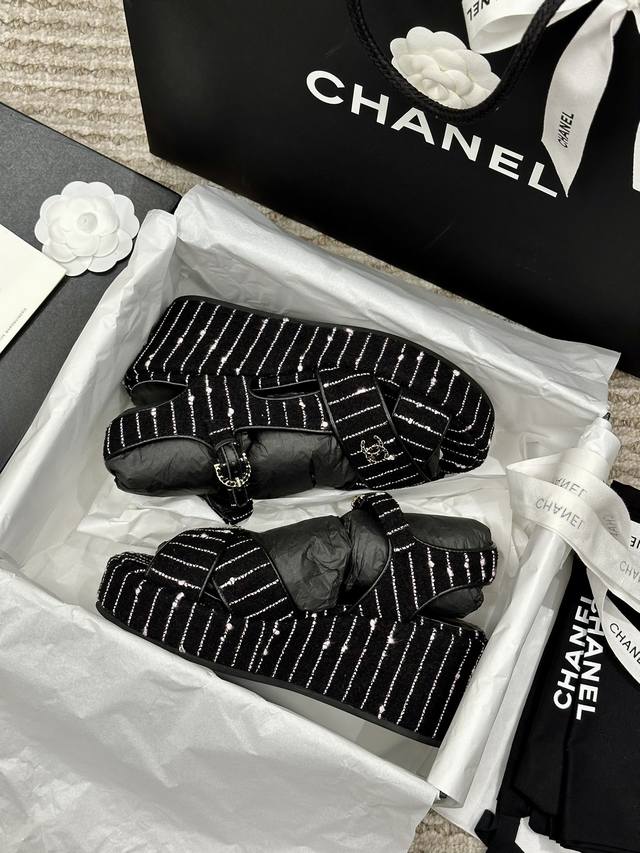 冲量价: Chanel香奈尔 C家小香23Ss新款坡跟露趾高跟凉鞋 顶级专柜品质，上脚那一刻还是不要超级惊艳所有材质都根据原版定制！ 鞋面：进口头层小牛皮 进口