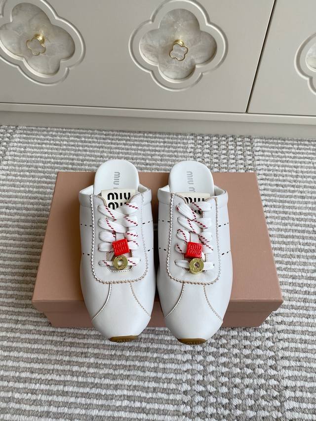 Miu Mi* 25Ss早春新款德训包头拖鞋 官网同步高版本！原版牛皮面料搭配精致芽边，每一寸皮质都透着低调的奢华感，穿上就是 不刻意的高级 。 可调节绑带贴合