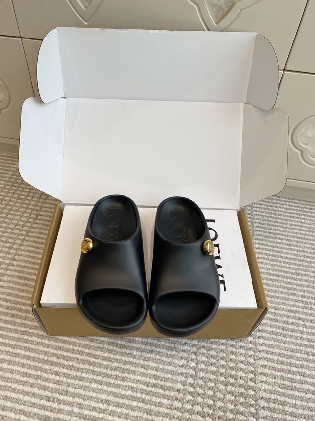 原版盒包装 Loewe 罗意威 夏季新款 沙滩拖鞋 丑萌丑萌的凉拖鞋 原版购入开发做货 舒适度极高，非常具有辨识度，美貌与实用并存舒适而不单调的拖鞋 鞋面:橡胶