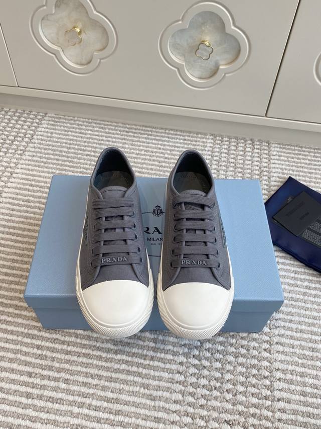 代购级Prada 普拉达25Ss 三角标 圆头帆布鞋 板鞋 运动鞋 科技帆布最新黑科技 相隔几年Prada又给我们带来好看的饼干鞋了 时髦精绝对不能错过的必入款