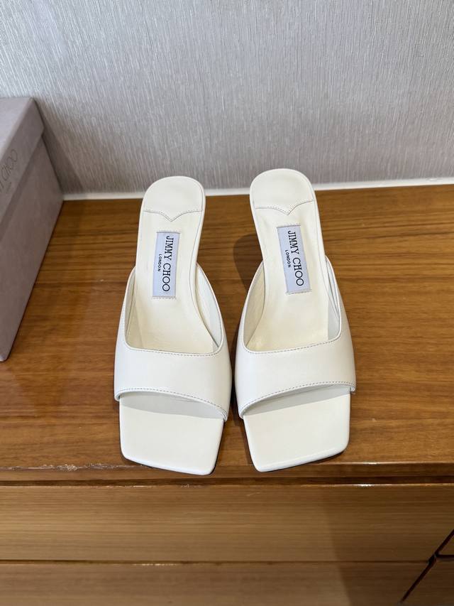 顶级品质 Jimmychoo Ss25 New Arrival～ Jc 2025 春夏新品 方头高跟拖鞋 方头搭配小圆跟 造型优雅气质 高级感拉满～ 鞋面小牛皮