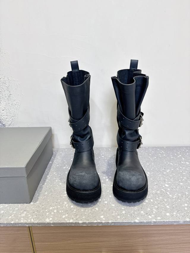 12寸690 15寸 Balenciaga 巴黎世家 25Ss新款 走秀款 暗黑风酷女孩必备 机车靴 长靴 时尚宠儿又添一员大将！一出场就气场全开！ 独特的翻折