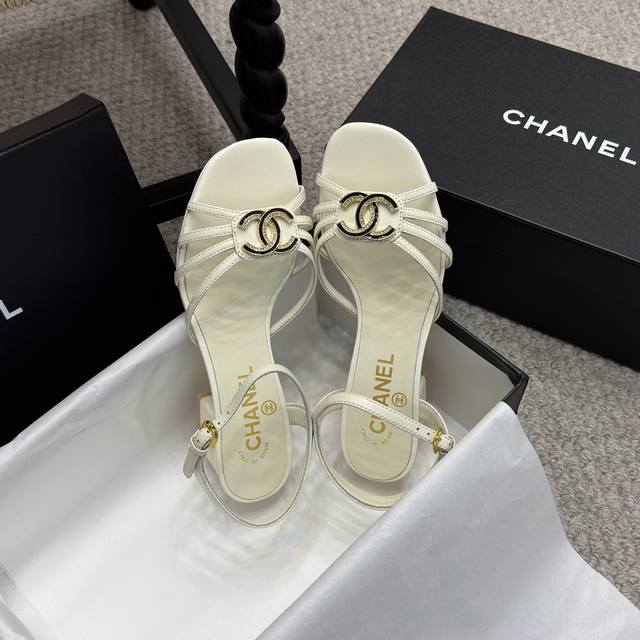时尚款 Chanel 25Ss 香奈儿 凉鞋 单鞋早秋系列火爆上新，这一季香家小爆款！ 真的一眼爱了，经典拼色完美搭配！ 真的超级有个性，是这款鞋子最大的亮点，