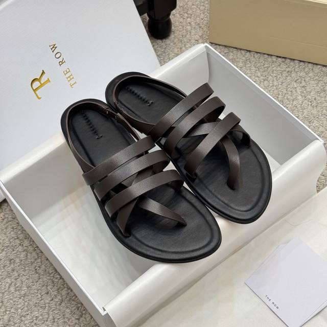 小众款 The Row新款极简风罗马凉鞋. 顶级品质 全真皮细带编织 平底舒适 时尚百搭 鞋面:头层小牛皮 内里：羊皮 鞋底：橡胶底 Size：35-39 40
