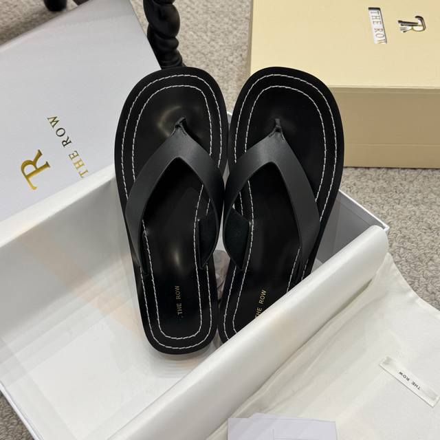 小众款 The Row 25春夏新款小众极简拖鞋. 采用软质Pvc聚合物这款人字拖都会是您的不二选择！ 鞋面：牛皮 内里：羊皮 鞋底：对版开模Tpu大底 Siz