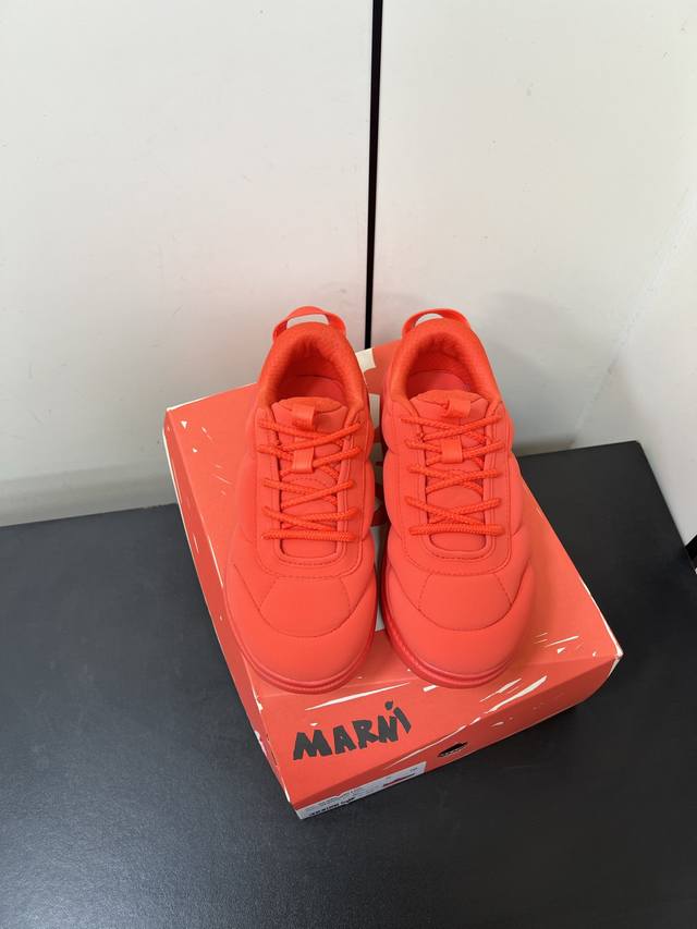 Marnix Hoka联名款泡芙面包运动鞋 Marni与 Hoka 携手推出的全新联名合作款 Bondib3，将时尚与运动完美结合。这款鞋不仅在设计上独具匠心，