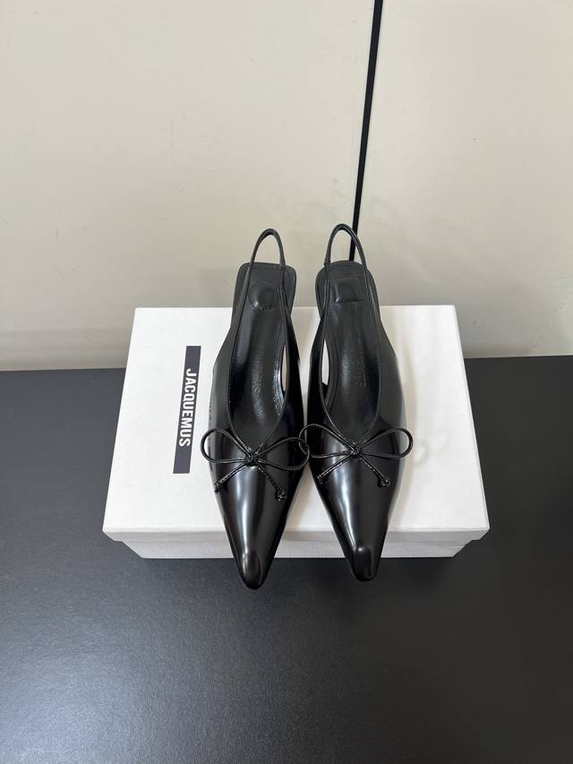 小众 Jacquemus 25 Aw 尖头小猫跟单鞋 近期热门单品 这双很时髦啦 各大网红上脚 搭配度满分 原版开发制作 匠心开发 原版定制开边珠牛皮 羊皮内里