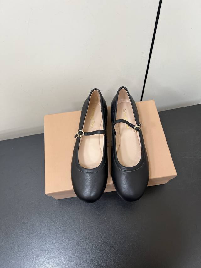 Gianvitorossi 吉安维托罗西经典 复古绝美玛丽珍鞋 经典复古 少女心爆炸搭配小裙子 牛仔裤 秒变复古甜美约会 通勤 轻松Hold住全场！ 面料采用原
