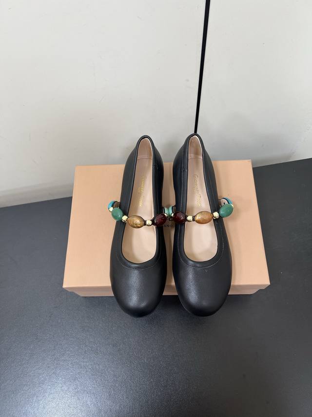 Gianvito Rossi25S春夏新款 罗西Gr宝石芭蕾舞鞋平底玛丽珍单鞋 异域风情满满的宝石，像一串手串，串戴在脚上，皮质超级柔软，上脚舒适感绝佳！真是到