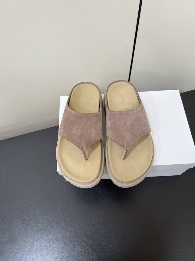 Therow 25Ss春夏新品厚底夹脚拖鞋 这不用多说，是近两年最火之一的品牌，几乎博主人手一双！春天的季节就要到了，推荐这款随性又不乏设计感的拖鞋，这款懒人拖
