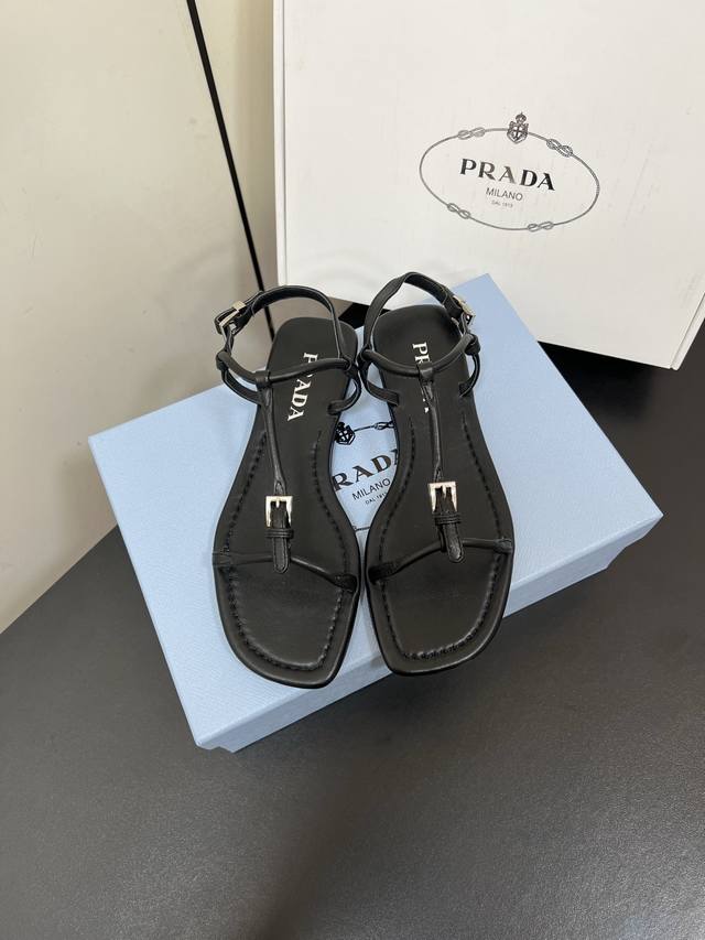 Prada普拉达极简一字平底凉鞋 极简风又带时髦 上脚百搭随性！ 休闲夹趾网红同款 百搭凉鞋春夏值得入手的简约单品 简单的风格却自带高级气场的拖鞋 日常度假都是