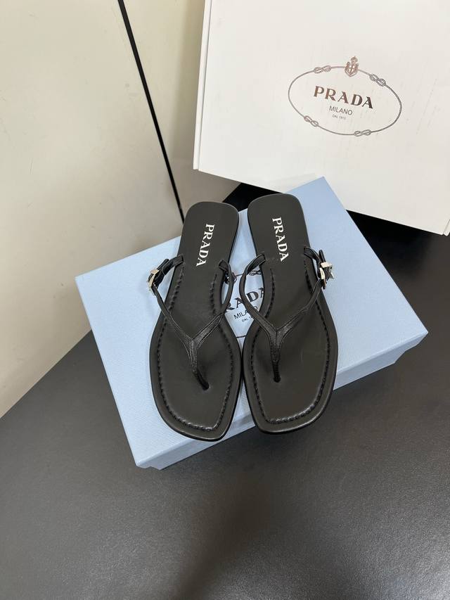 Prada普拉达极简夹趾人字拖鞋 极简风又带时髦 上脚百搭随性！ 休闲夹趾网红同款 百搭凉鞋春夏值得入手的简约单品 简单的风格却自带高级气场的拖鞋 日常度假都是
