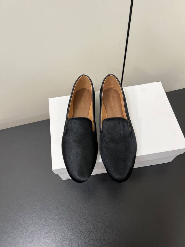 The Row25S春夏新品复古乐福鞋 极简主义的设计风格 上脚超级显瘦又舒适 日常随心搭配裙子 裤子 都无敌好看！ 鞋面采用原版定制材质 内里垫脚均为混种羊皮