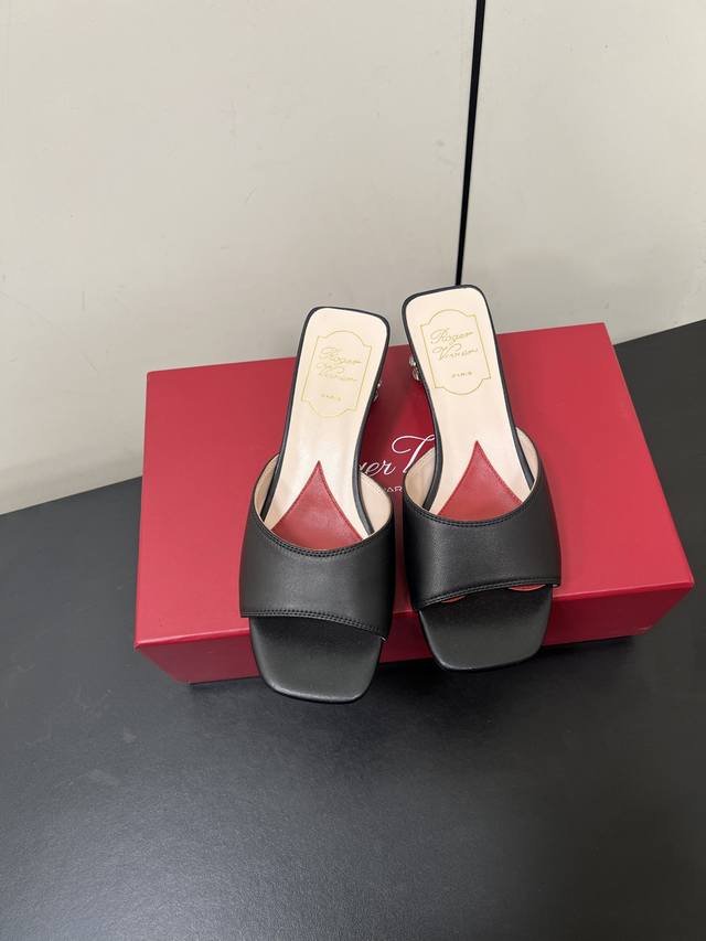 Roger Vivier｜Rv25S春夏新品水晶跟拖鞋 喜欢法式优雅的来Pick这双，会让你的夏日穿搭气质翻倍哦～鞋跟镶满Blingbling的水钻爆闪 上脚特