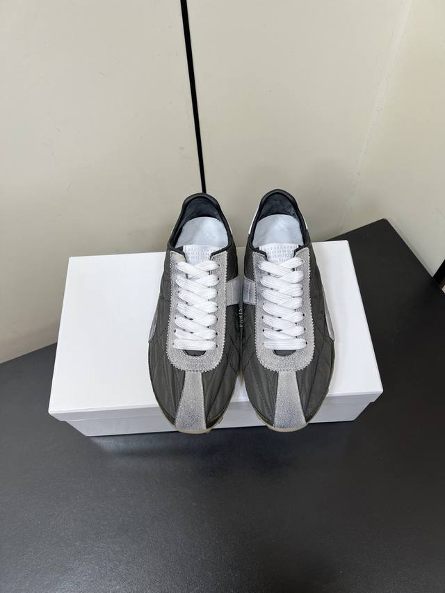 Maisonmargiela Mm6德训休闲鞋 鬼才设计师品牌，一个轻奢品牌上脚很百搭哦，也很随脚舒适，这一款德国训练鞋延续了经典的T形真皮拼接设计，经过设计团